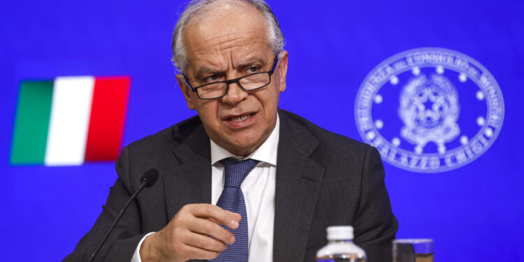 Quattro condizioni: dalla lingua italiana al reddito. Piantedosi 'difendiamo i confini'