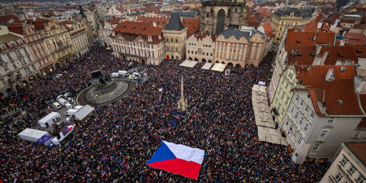 Alle manifestazioni slogan contro il governo del premier Babis