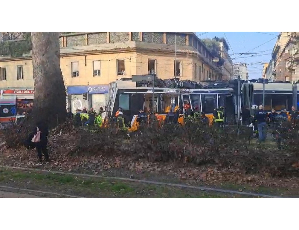 Deraglia tram a Milano, c’è una vittima