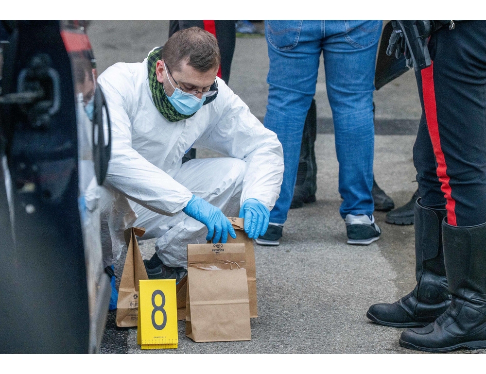 Donna precipita dal quarto piano e muore a Milano, indagini in corso