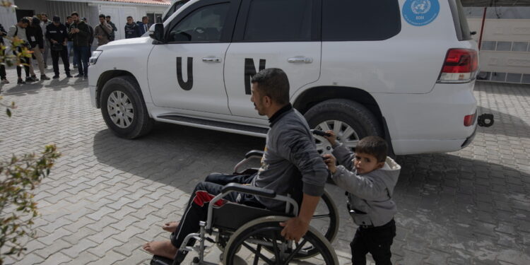 Proseguono a rilento i transiti dal valico di Rafah riaperto ieri in entrambe le direzioni