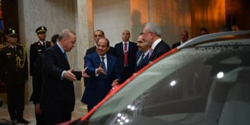 Il presidente egiziano l'ha ispezionata e poi guidata