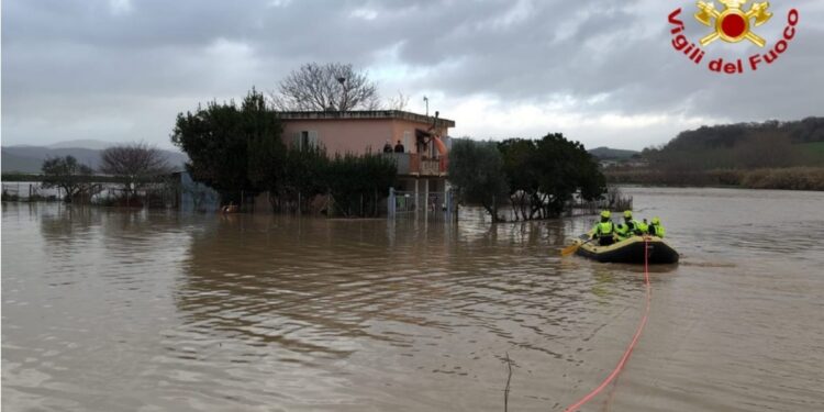 A Tarquinia circondati dall'acqua raggiunti in casa dai pompieri con gommoni da rafting