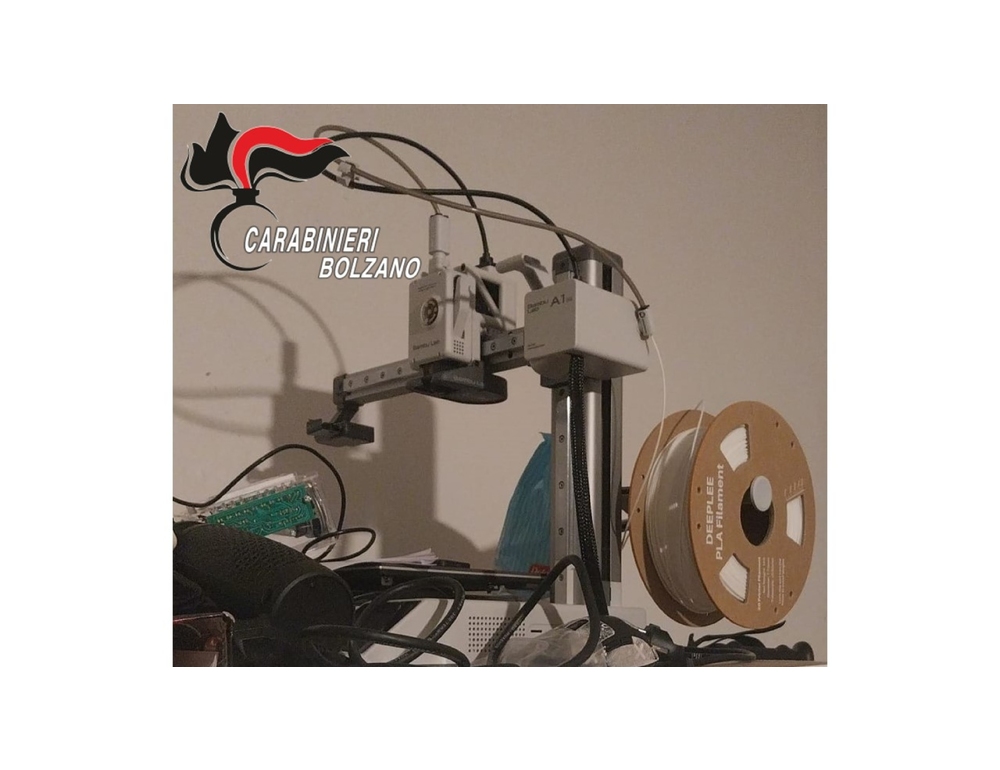 Fabbricavano tirapugni in 3D, due minorenni denunciati in Alto Adige