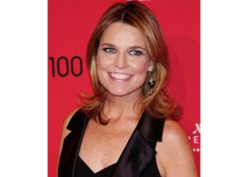 Un uomo 'armato' e mascherato fuori dalla villa della madre dell'anchor