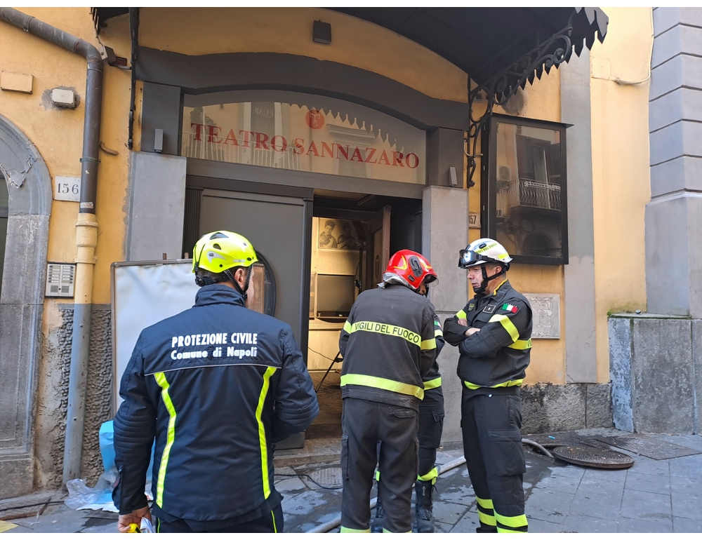 File di curiosi e sfollati davanti al Sannazaro distrutto dalle fiamme