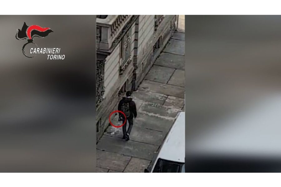 A Torino un cittadino ha ripreso il furto su un'auto