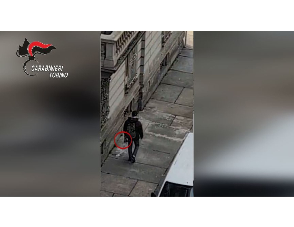 Filma un ladro dal terrazzo di casa e lo fa arrestare dai carabinieri