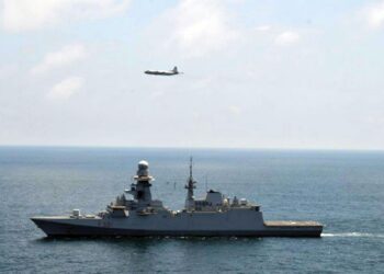 Tre unità in navigazione nel Tirreno