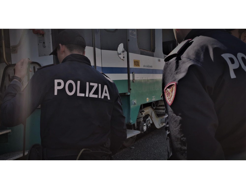 Ha le cuffie e non sente l’arrivo del treno, diciassettenne muore