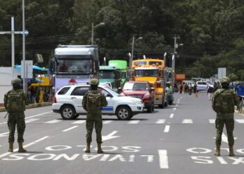 Manifestanti sul ponte Rumichaca chiedono la fine della crisi