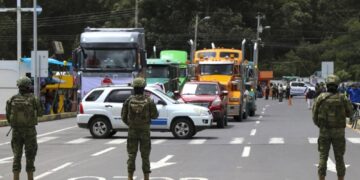 Manifestanti sul ponte Rumichaca chiedono la fine della crisi
