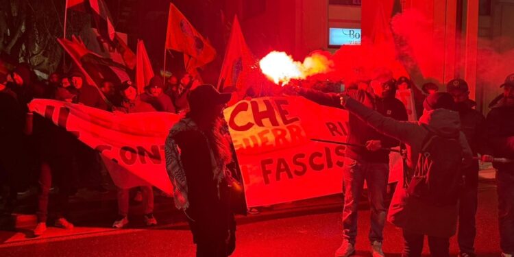 Centinaia di persone in piazza. 'Il decreto sicurezza è una vergogna'