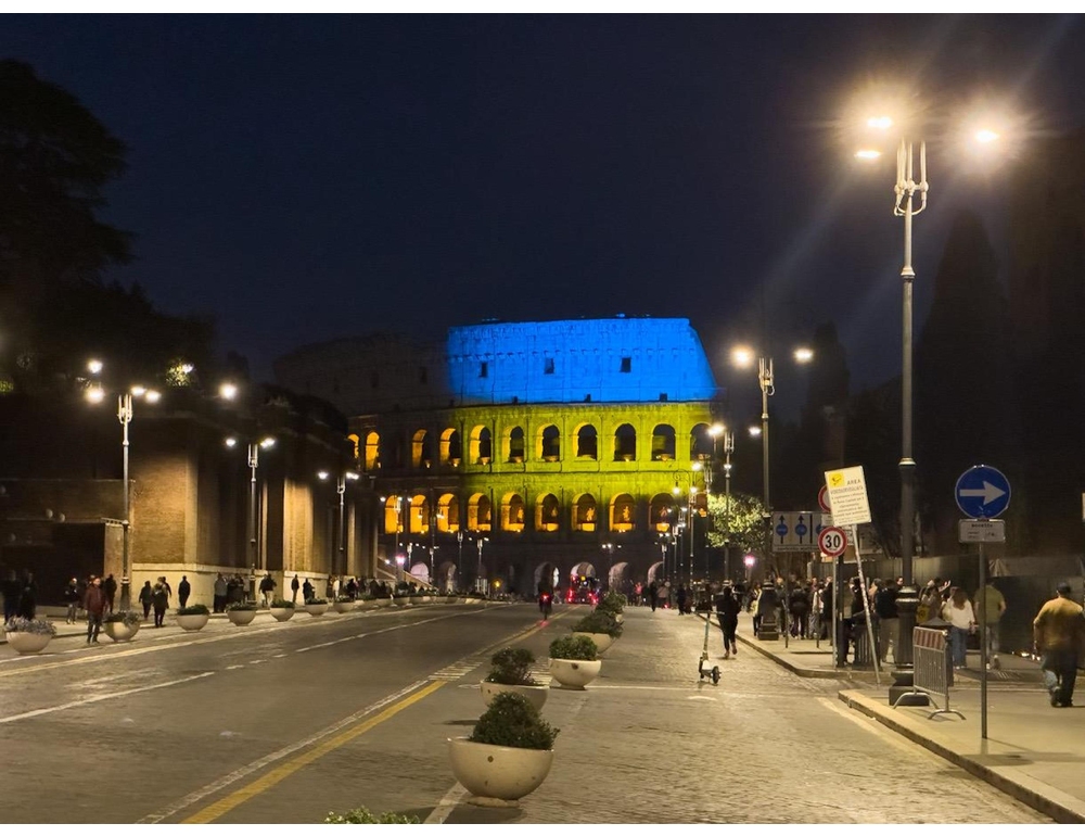 Il Colosseo illuminato con i colori della bandiera Ucraina