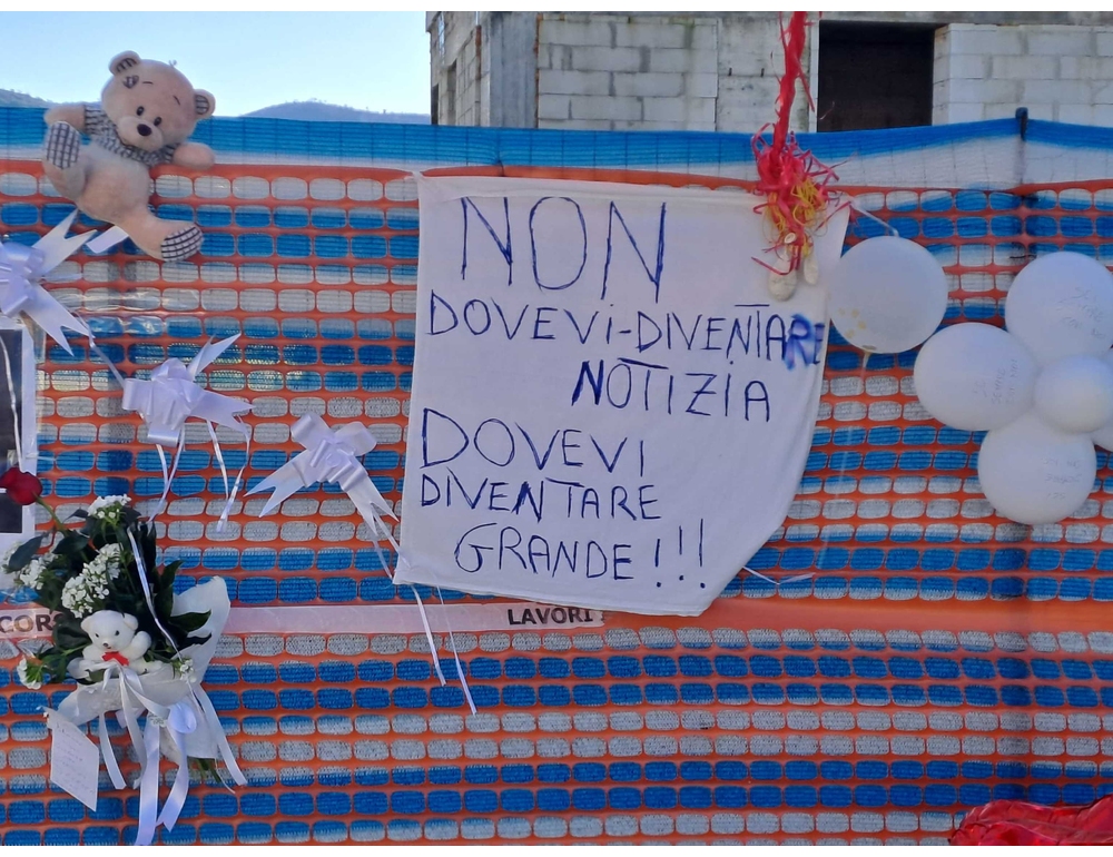 Il dolore di Nola per Domenico, striscioni e un altarino in memoria