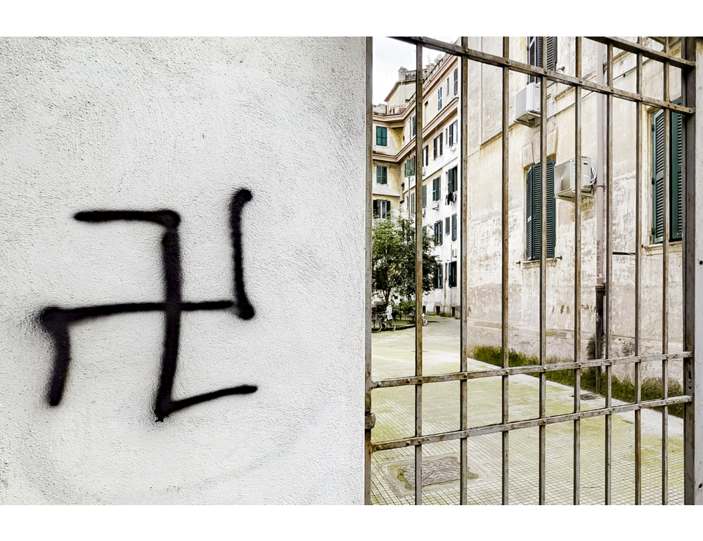 Imbrattato con simboli fascisti cortile dove fu girato ‘C’è ancora domani’