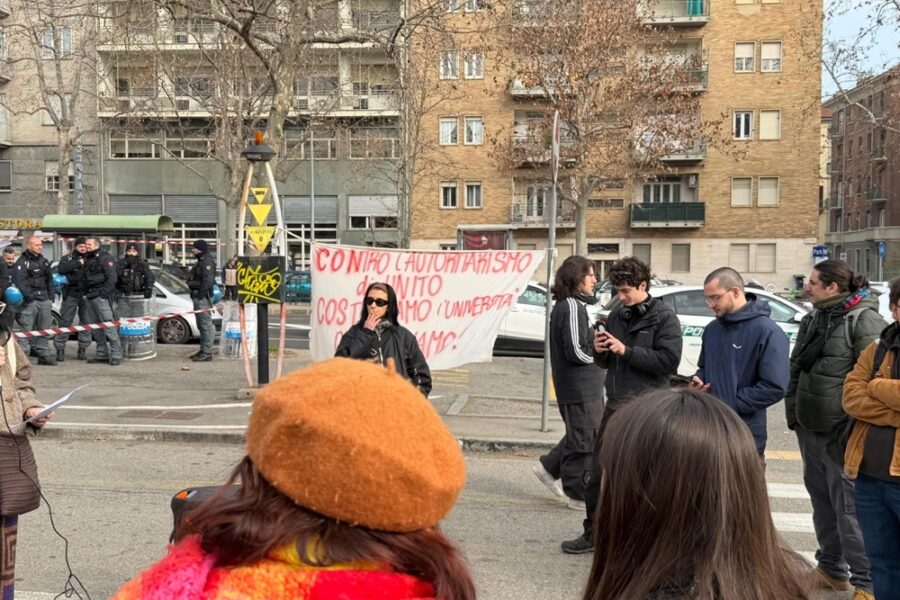 Presidio davanti all'ospedale Molinette contro la governance