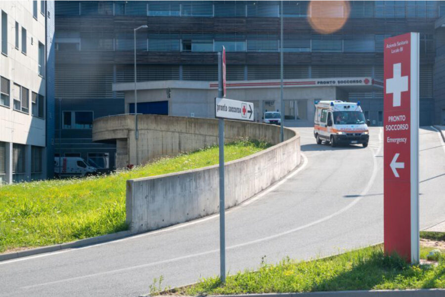 La donna è stata trasportata all'ospedale Cto in codice giallo