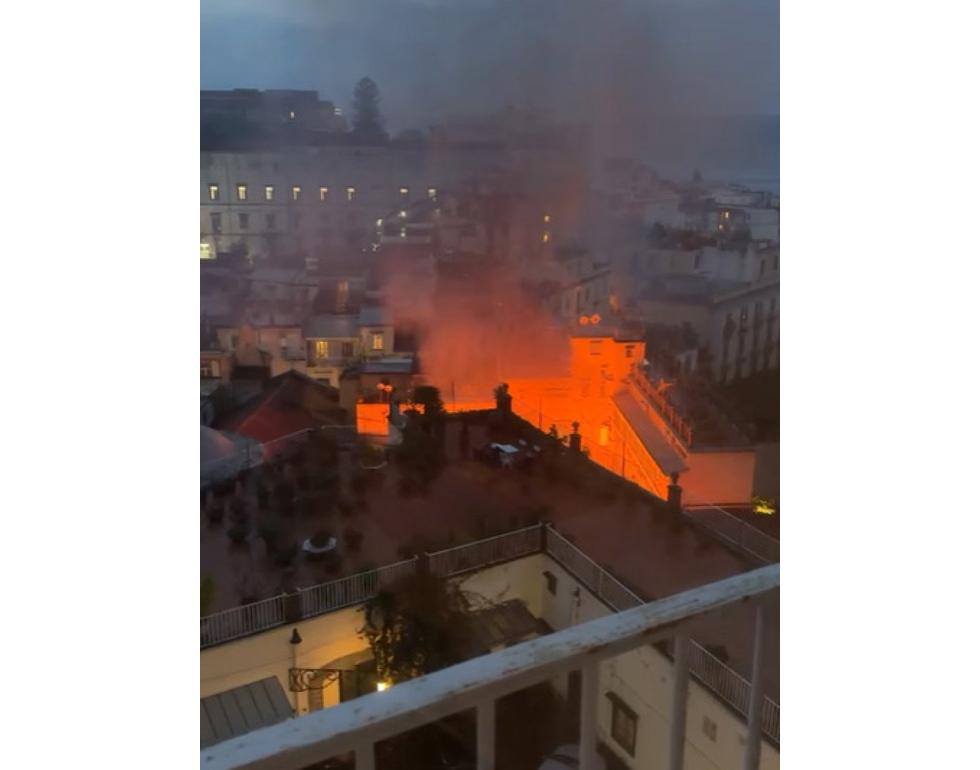 Alcune persone intossicate per il fumo. Vigili del fuoco sul posto