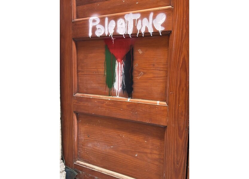 Scritte con vernice e bandiera palestinese. Melchiorre (Sd) 'atto indegno'