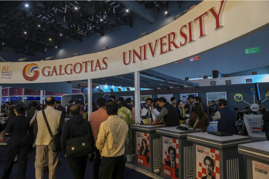 L'università: 'Un fraintendimento'. Ma lascia lo stand al summit di New Delhi sull'IA