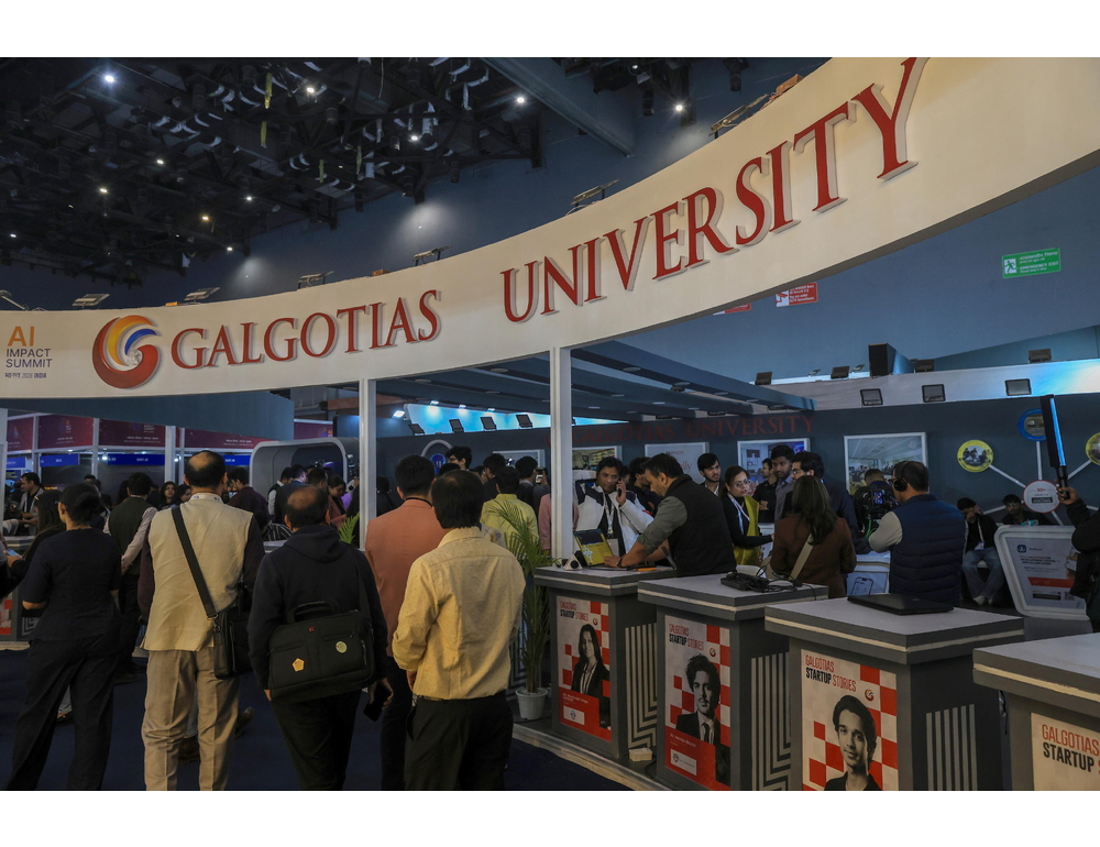 Insegnante indiana presenta robo-dog del suo ateneo, ‘ma era progettato in Cina’