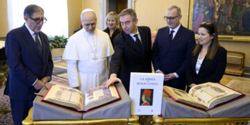 L'occasione è stata la tappa presso la Santa Sede della Bibbia di Borso d'Este