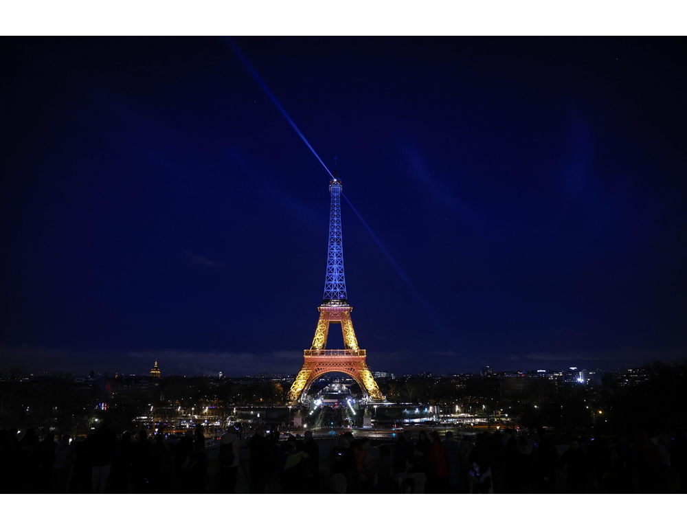La Tour Eiffel si illuminerà questa sera con i colori dell’Ucraina