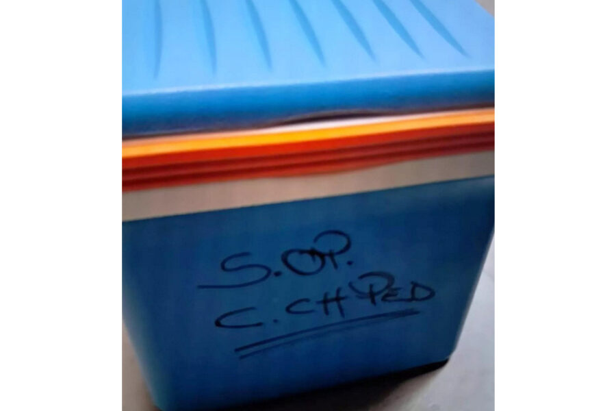 In una foto l'immagine del frigo sequestrato dal Nas