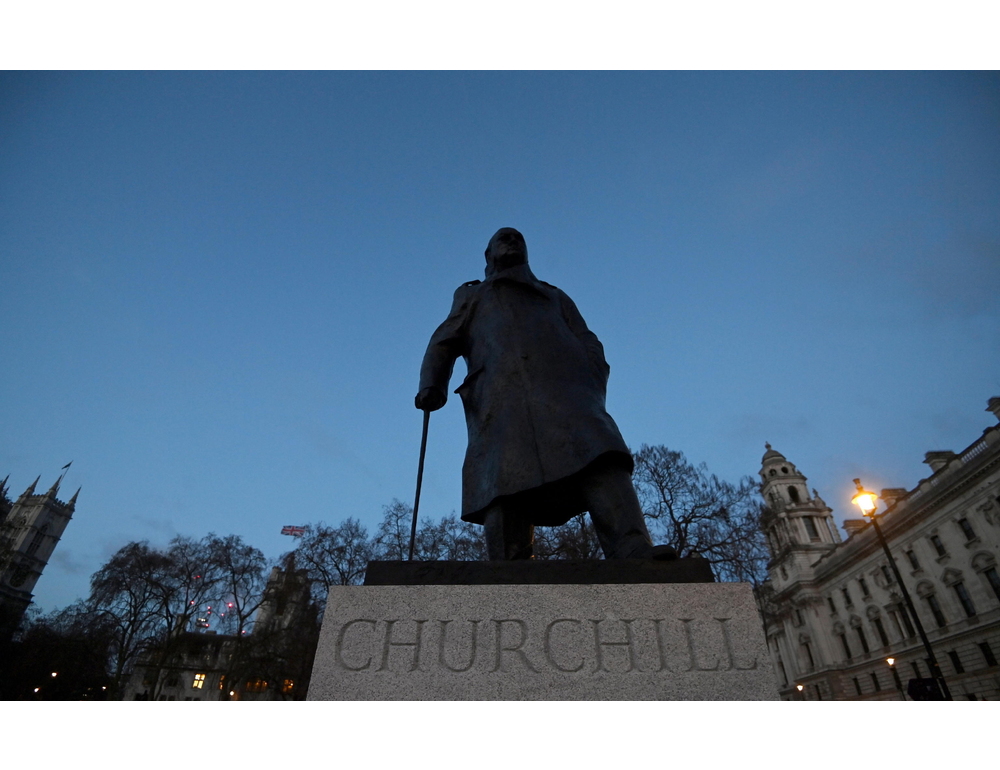 La statua di Churchill a Londra imbrattata con la scritta ‘criminale sionista’