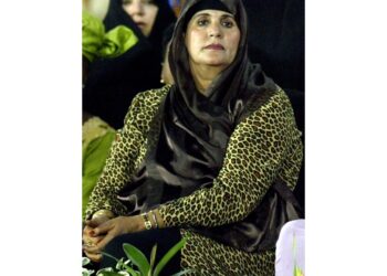 Con 12 membri della sua famiglia dopo la morte di Saif