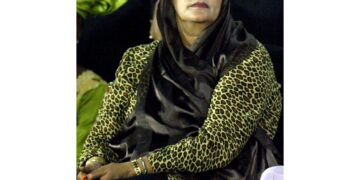 Con 12 membri della sua famiglia dopo la morte di Saif