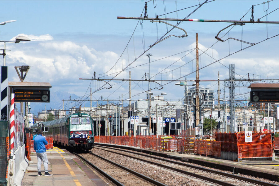 Per il ragazzo l'accusa è attentato alla sicurezza dei trasporti