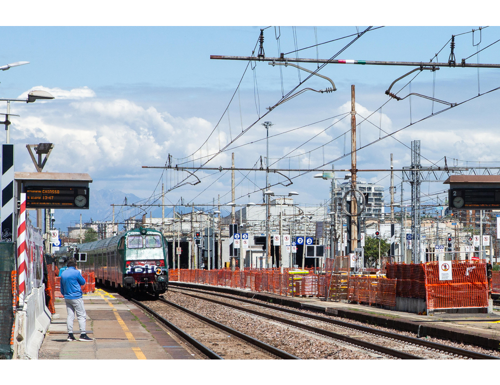 Lancio di sassi contro un treno nel Cremonese, arrestato un 14enne