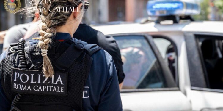 'Soggetto già segnalato ha colpito una donna con un pugno'