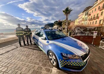 Aggressore è fuggito su un monopattino. Indagini della polizia