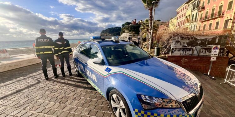 Aggressore è fuggito su un monopattino. Indagini della polizia