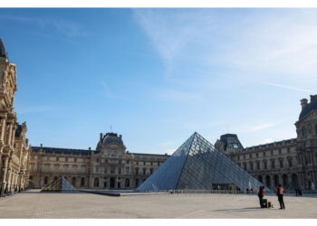 Fermati anche due dipendenti del museo. Coinvolta anche la reggia di Versailles