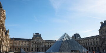Fermati anche due dipendenti del museo. Coinvolta anche la reggia di Versailles