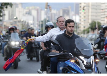 'Guanipa portato via con la forza da uomini in abiti civili arrivati con quattro veicoli'