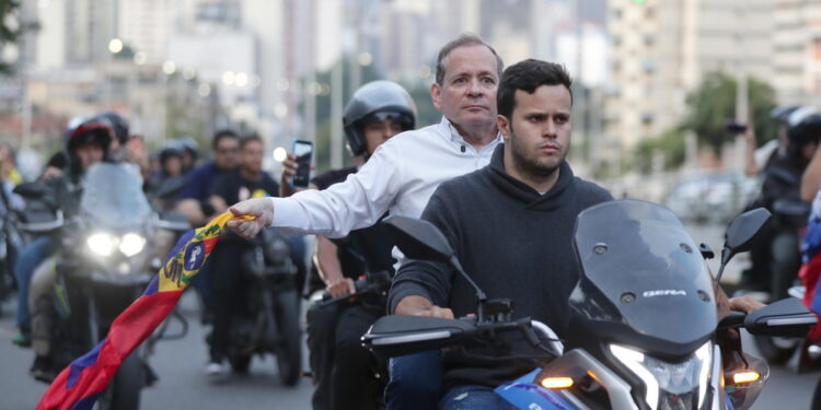 'Guanipa portato via con la forza da uomini in abiti civili arrivati con quattro veicoli'