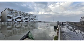 A Tortora la mareggiata ha invaso il percorso pedonale e stradale del lungomare