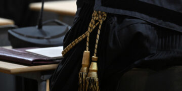 Divieto di avvicinamento. Le diceva 'non morirai di vecchiaia perché ti ucciderò prima io'