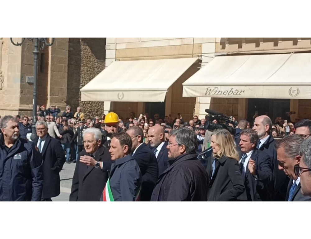 Mattarella accolto da un lungo applauso al suo arrivo a Niscemi