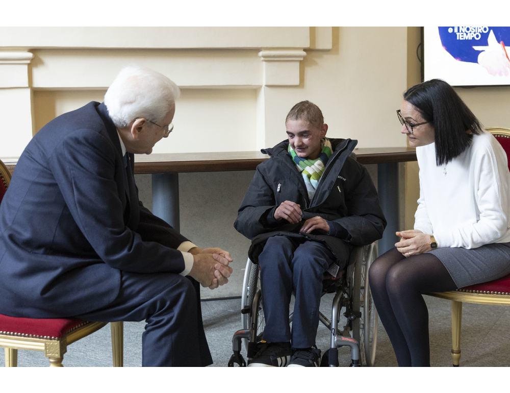 Il presidente della Repubblica si è fermato con il giovane nel foyer del Teatro Carignano