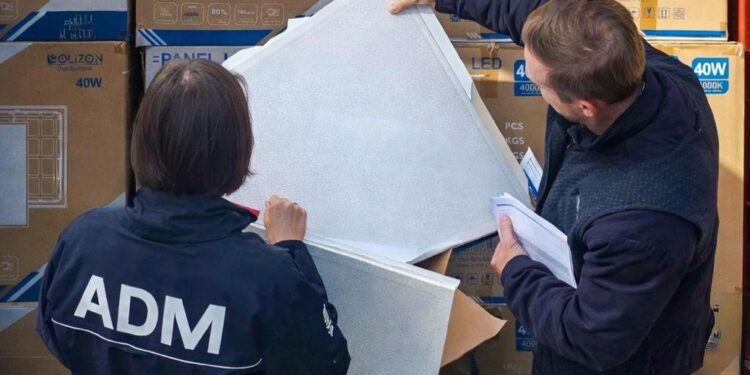 I funzionari dell'Adm ne scoprono oltre 3.500. Denunciato un importatore cinese