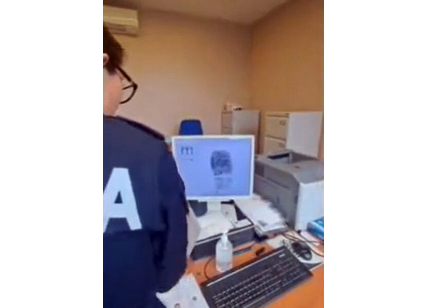 Perquisizioni. Indagati bloccavano posto per rivenderlo. Bastonato chi protesta