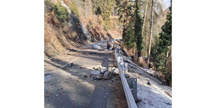 Era stata interrotta per alcune ore per caduta sassi