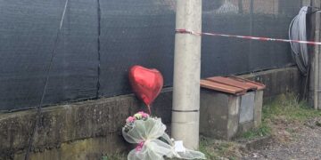 Gesto di saluto verso la famiglia da parte di conoscenti e abitanti di Porcari