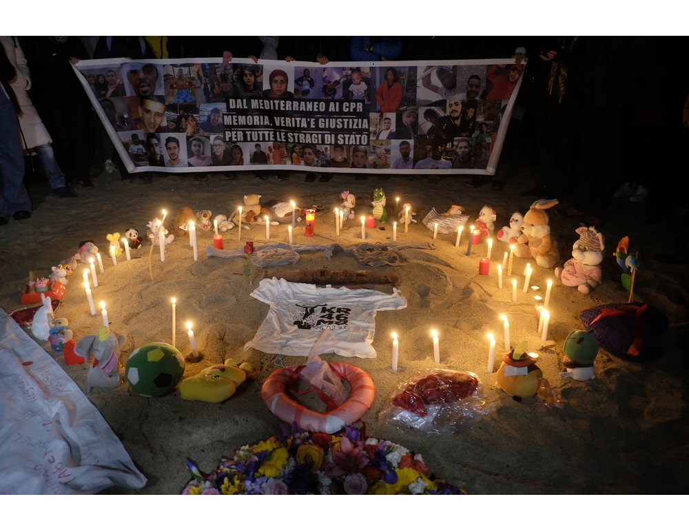 Naufragio Cutro, veglia sulla spiaggia per il terzo anniversario